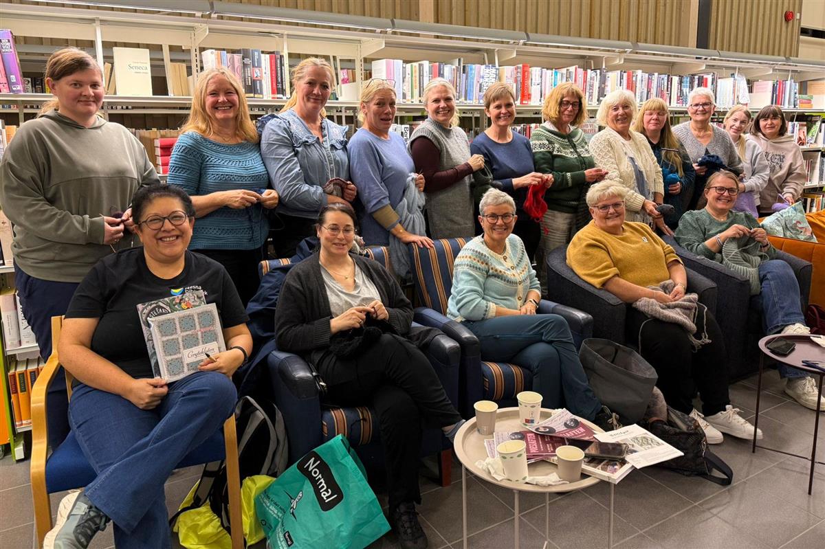 Deltakere på håndarbeidstreff