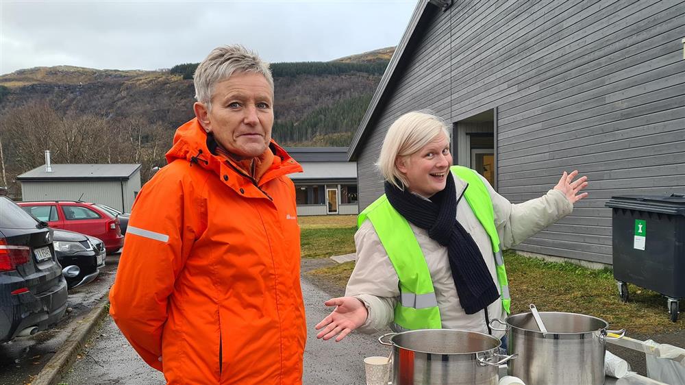 To blide lærer foran grytene. - Klikk for stort bilde