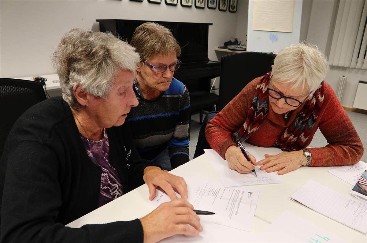 Tre eldre damer diskuterer innspill til kvalitetsreformen rundt et bord - Klikk for stort bilde