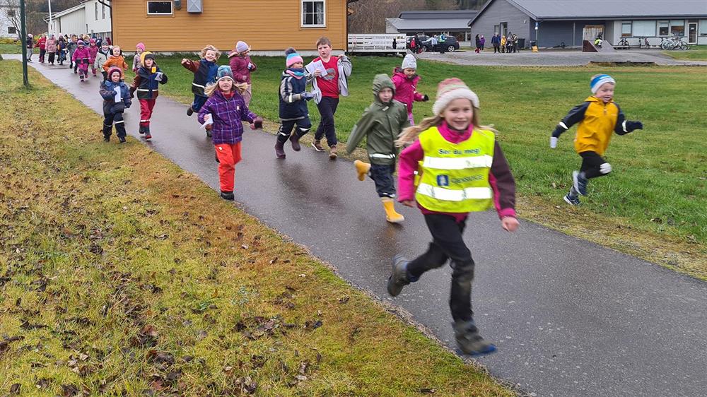 Elever løper rundt banen. - Klikk for stort bilde